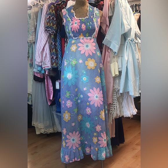 Vintage Rag Dolls-70’s- bright floral print , sleeveless dress- smocked bodice - Picture 2 of 9